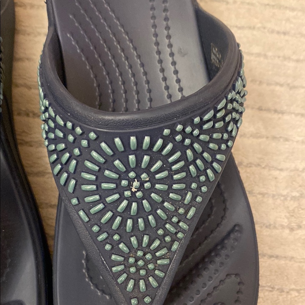 CROCS Black and Green Sandals with Textured Strap - Picture 5 of 9
